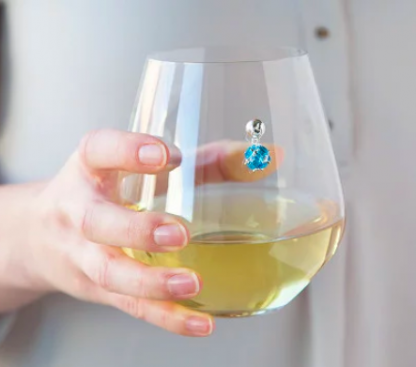 Magnetic wine charms for stemless glasses